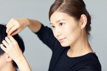 Fototapeta premium 男性髪を触る女性