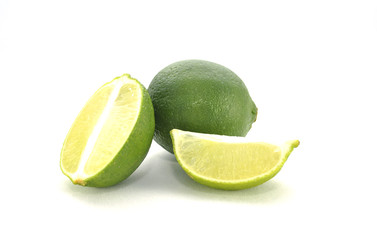Лаймы на белом фоне крупным планом