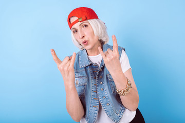 Obraz premium Happy senior woman surprising and gesturing.