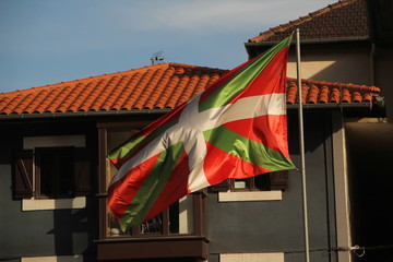 Bandera vasca en un balcón