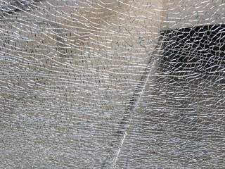 Blick durch Verbund-Sicherheitsglas auf einer Brücke mit Sicht auf eine Unterführung
