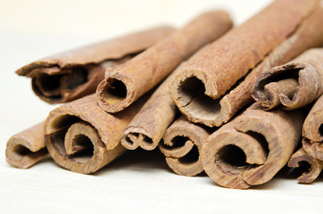 Cinnamon sticks putting on wood background