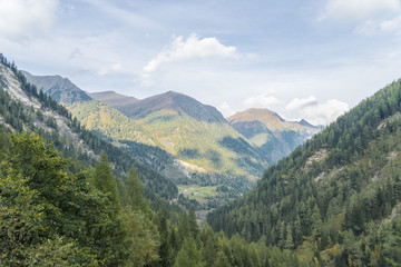 Fototapeta na wymiar Muhrtal mit Blick auf die Berge