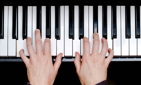 Klavier spielen/Hände spielen Klaviertasten