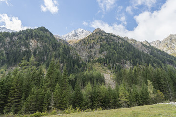 Fototapeta na wymiar Göriachtal im Lungau mit Blick auf die Berge