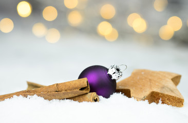 Weihnachten - Zimt, Kugel, Stern im Schnee
