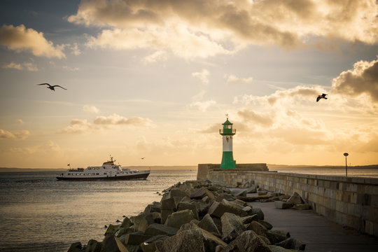 Leuchtturm Sassnitz - R&uuml;gen mit Ausflugsschiff