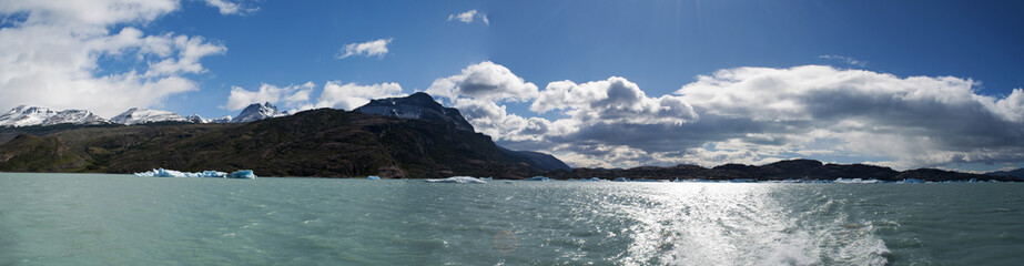 Patagonia, 23/11/2010: gli iceberg e l'acqua azzurra del Lago Argentino, il pi&ugrave; grande lago d'acqua dolce in Argentina, nel Parco Nazionale Los Glaciares, alimentato dal disgelo dei ghiacciai