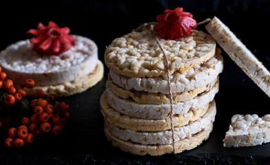 Gestapelte Reiswaffeln mit Beeren