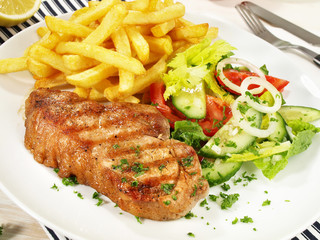 Schweinerückensteak mit Pommes Frites und Salat