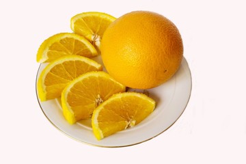Спелый  и сочный апельсин порезанный на дольки
