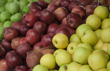 Fresh apples in supermarkets. Fruit background. Healthy eating. Fall harvest, agricultural farming concept (selective focus)