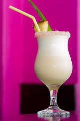 Cocktail Piña Colada sur fond rose