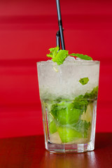 Cocktail mojito sur fond rouge