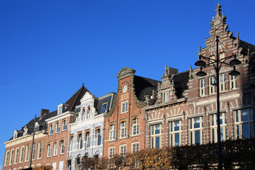 Fototapeta na wymiar Maisons à pignon de la place Grote Markt à Haarlem, Pays-Bas