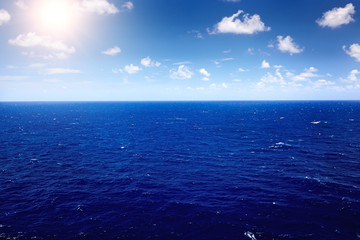 Obraz premium deep blue sea with blue sky and cloud