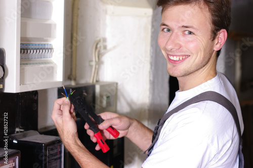 Suche Elektriker Für Kleine Arbeiten "Elektriker bei der Arbeit" Stockfotos und lizenzfreie Bilder auf