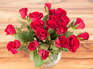 Strauß Rosen in der Vase auf Holztisch