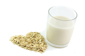 Bicchiere e cuore di fiocchi d'avena