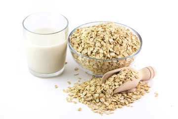 Bicchiere di latte d'avena e fiocchi avena