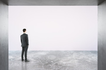 Obraz premium Man looking at empty billboard