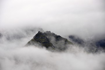 góry pokryte mgłą, Islandia - 128535611