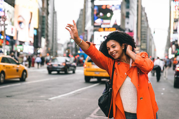 Fototapeta premium Kobieta szuka taksówki w Nowym Jorku