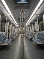 Vagone della metropolitana vuoto a Roma