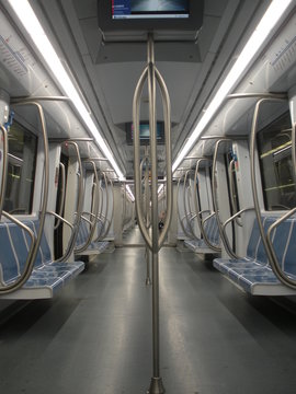 Vagone della metropolitana vuoto a Roma