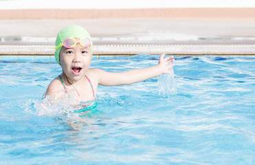 Fototapeta na wymiar cute girl enjoy to swimming
