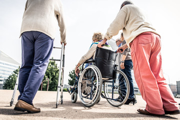 Obraz premium Group of seniors walking in the park