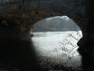l'acqua sotto il ponte