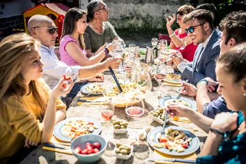 Rolgordijnen Group of friends eating outdoor © oneinchpunch