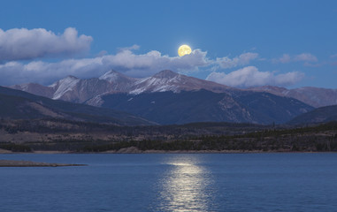 Supermoon Over Grays Peak - Supermoon on November 13, 2016 rises over Grays Peak on the Continental Divide with a reflection as seen from the western shoreline of Lake Dillon, Frisco, CO - obrazy, fototapety, plakaty
