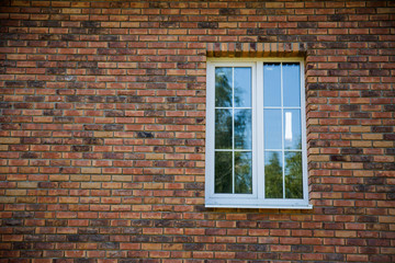 окно в кирпичной стене/ Кирпичи в стене ,кладка кирпича