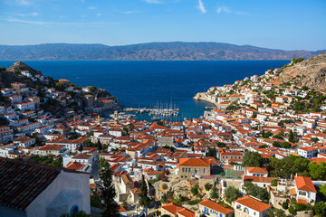 Fototapeta na wymiar View of houses Hydra island on a Sunny day. Greece, Aegean sea.