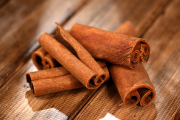 Cinnamon sticks on wodden table