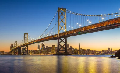 Tuinposter De horizon van San Francisco met Oakland Bay Bridge in schemering, Californië, de V.S © JFL Photography