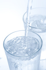 グラスの氷水