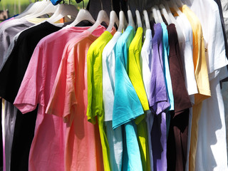 Obraz premium row of colorful shirt rack on clothes hanger