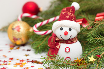Fototapeta na wymiar Рождественские украшения снеговик и шары 