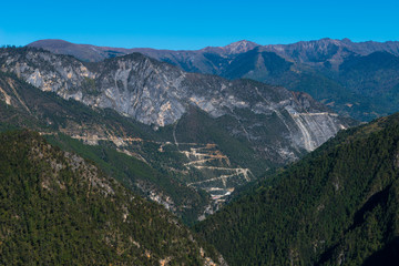 Naklejka premium Road trip with Mountain view in Sichuan Province, China.