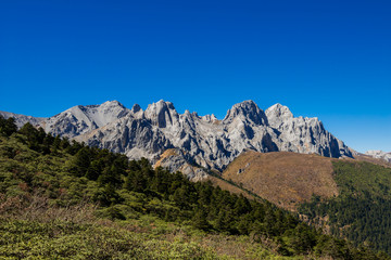 Fototapeta na wymiar Road trip with Mountain view in Sichuan Province, China.
