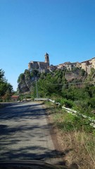 Fototapeta premium strada che porta al paese