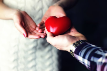 couple hand valentine heart