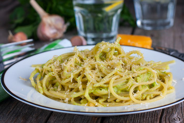 Spaghetti with avocado, garlic and cheese, horizontal
