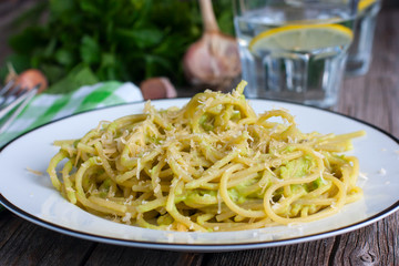 Spaghetti with avocado, garlic and cheese, horizontal