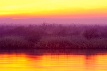 Panele Szklane Podświetlane  Wiosenny wschód słońca nad rzeką