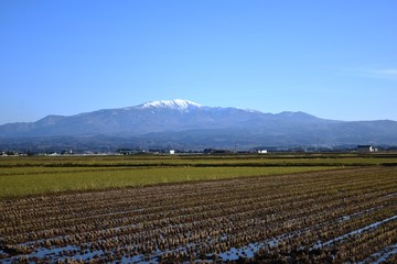 月山（がっさん）／ 山形県の中央部にあり、標高1,984mの火山です。湯殿山、羽黒山とともに出羽三山のひとつに数えられ、修験者の山岳信仰の山として知られています。日本百名山、新日本百名山、花の百名山及び新・花の百名山に選定されています。また、山麓は月山山麓湧水群として名水百選、月山行人清水の森として水源の森百選にも選定されています。