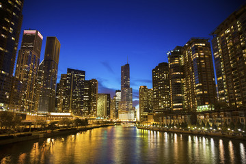 Obraz premium Panoramę Chicago wzdłuż rzeki